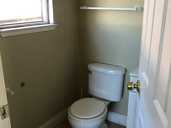 4th image of 2325 S Sacramento St