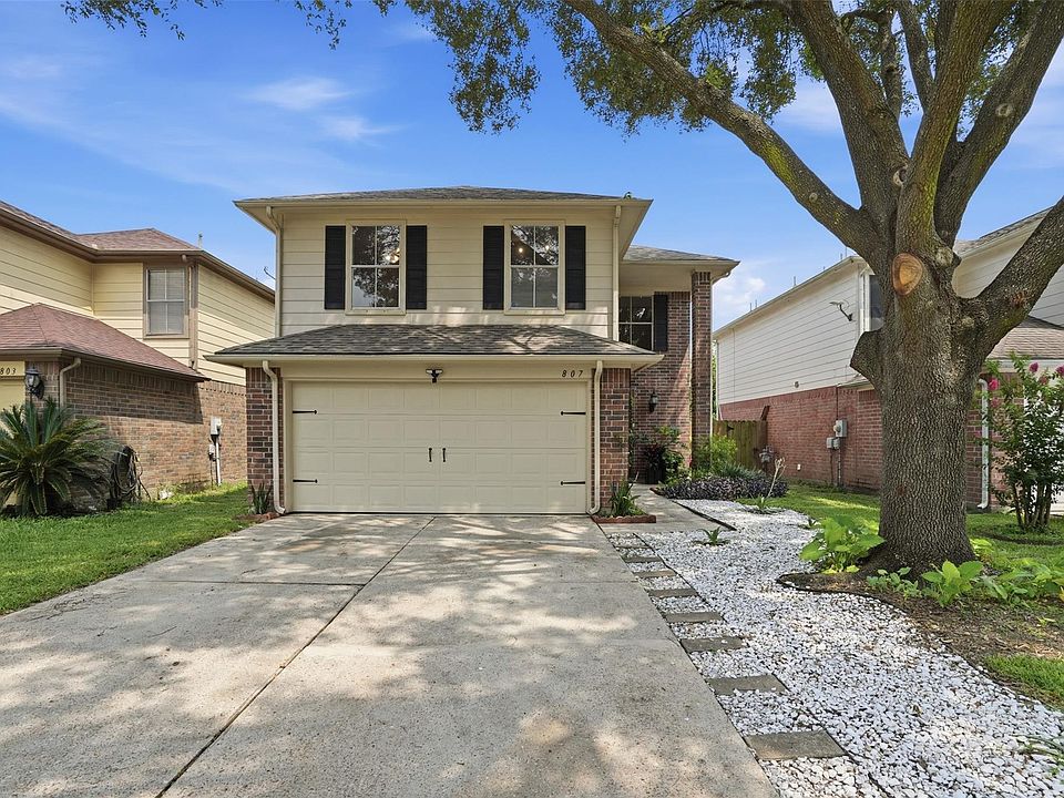 1st image of 807 Oak West Dr