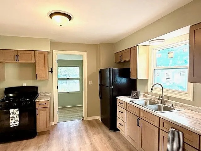 105 Sweeting St — Photo 11