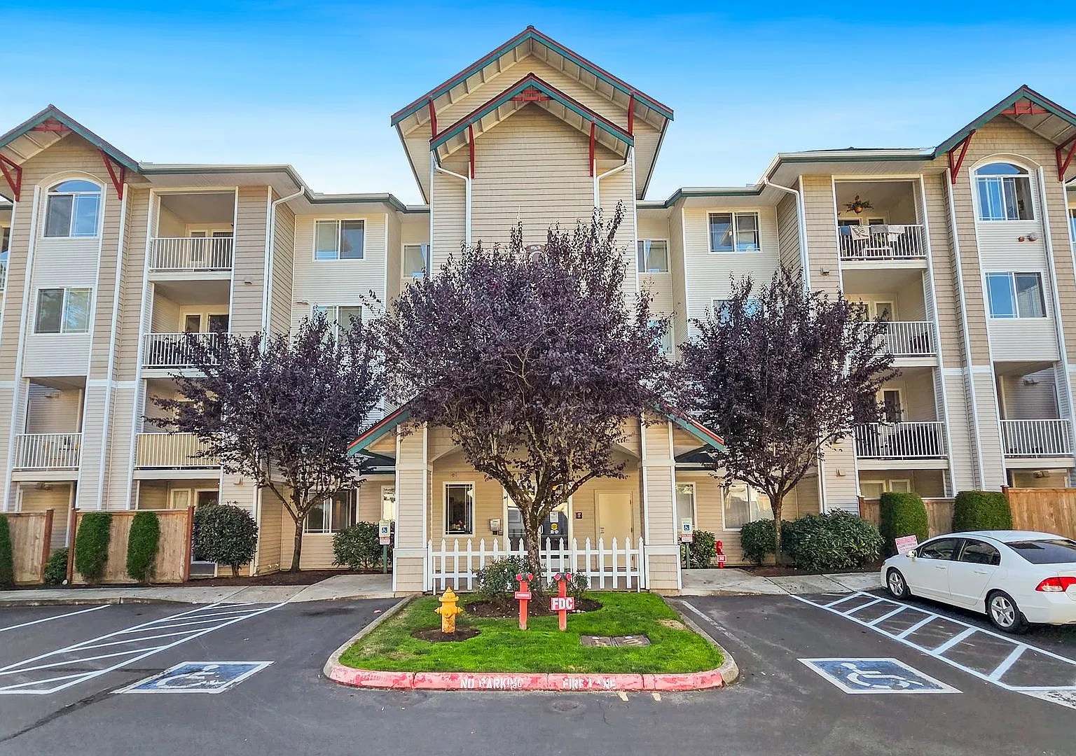 GroundFloor Parterra Condo with Lake Boren PeekaView — Photo 1