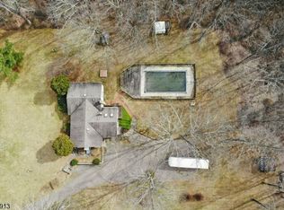 8 Cowie Rd, Chester, NJ 07930