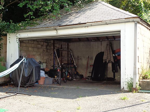 4th image of 17 S Eckar St