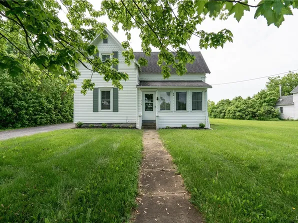 218 Dodge Ave, Sackets Harbor, NY 13685