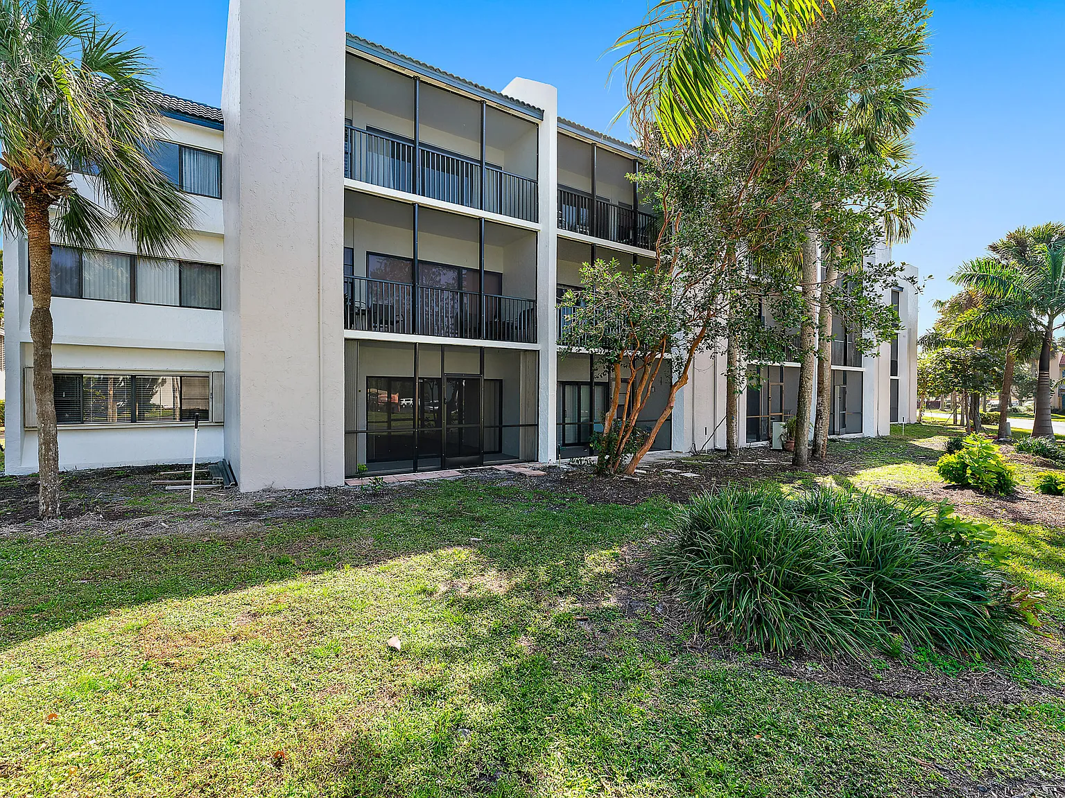 1 bed, 1.5 bath, 704 sqft, $2,100 — Photo 3