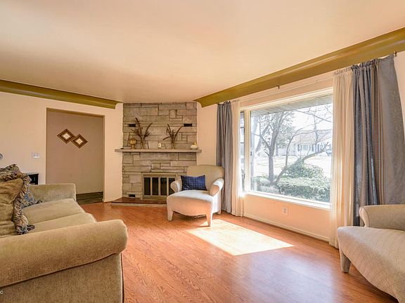 3rd image of 1329 Pinehurst Blvd