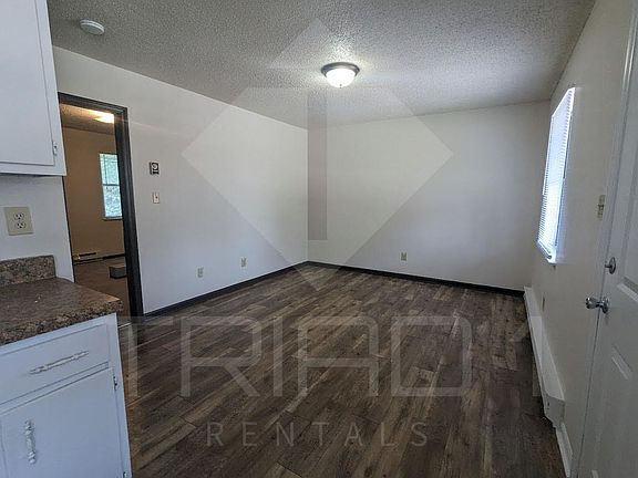 5th image of 818 Meadow Ridge Ct #E
