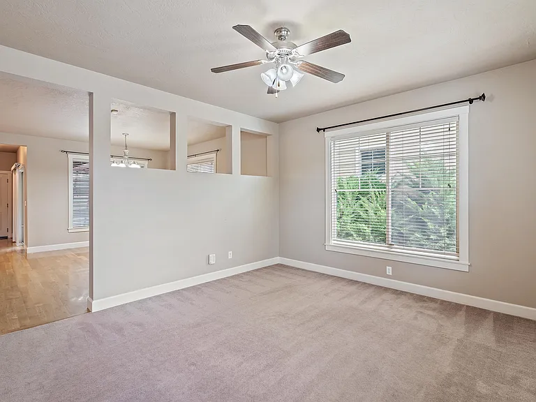 470 W Peck St — Photo 3
