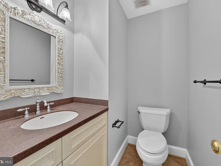 1022 Delf Dr — Photo 16