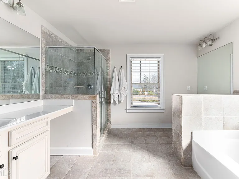 4410 Mossbrook Cir — Photo 37
