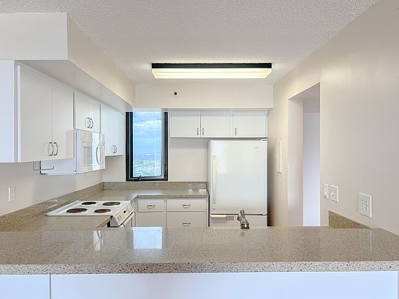 4th image of 990 Ala Nanala St APT 32A