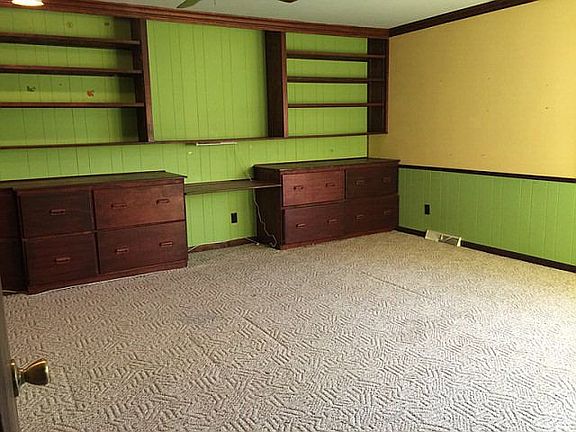 bedroom 2 built in shelving