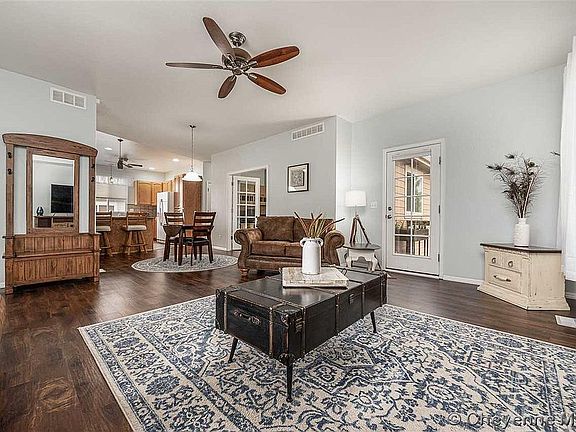 living room/dining room