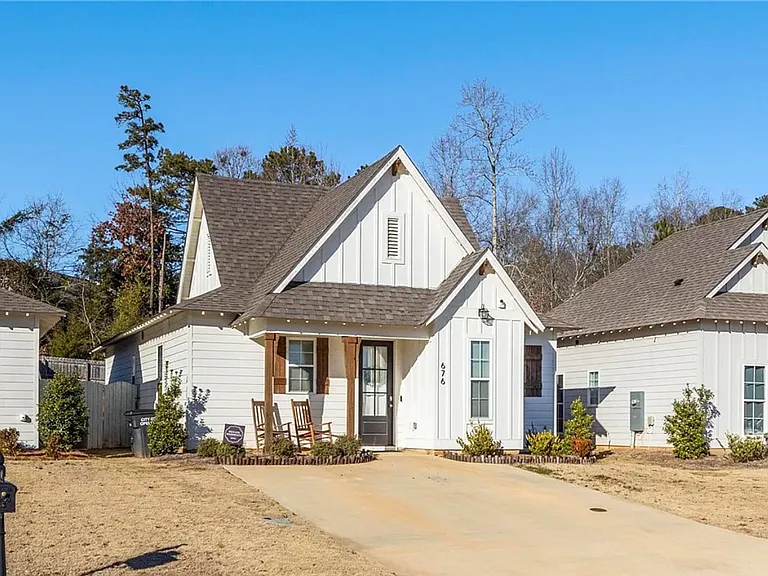 676 Village Dr — Photo 3
