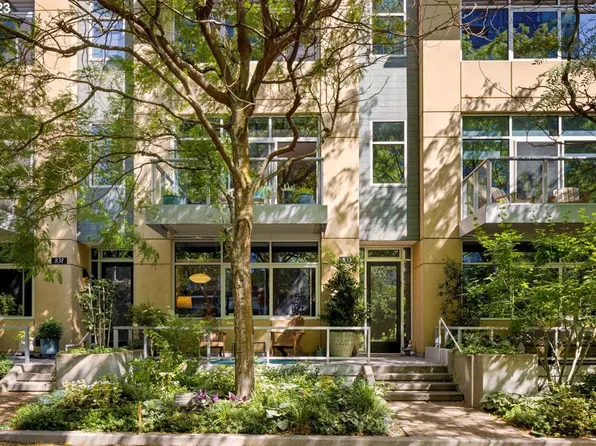 835 S Pennoyer St #Townhouse F, Portland, OR 97239