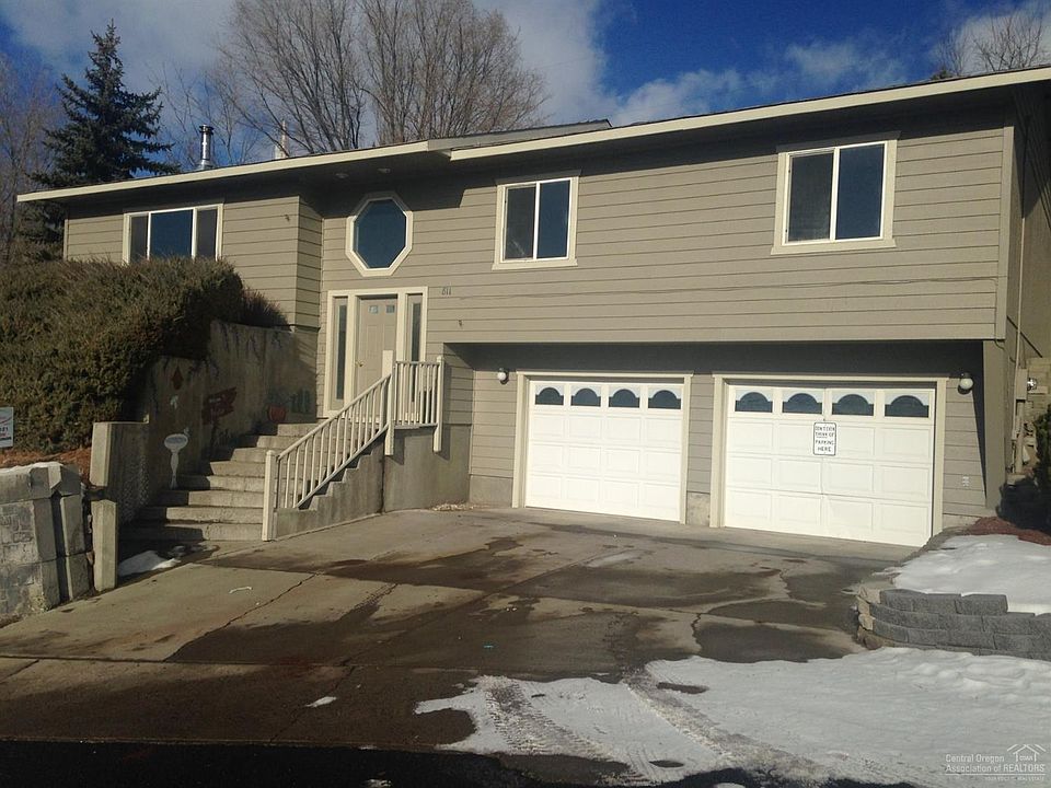 1st image of 811 NE Hillside Way