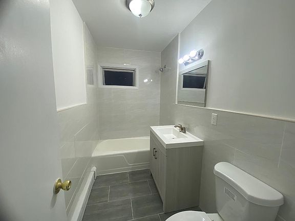 5th image of 525 E Beech St APT 2
