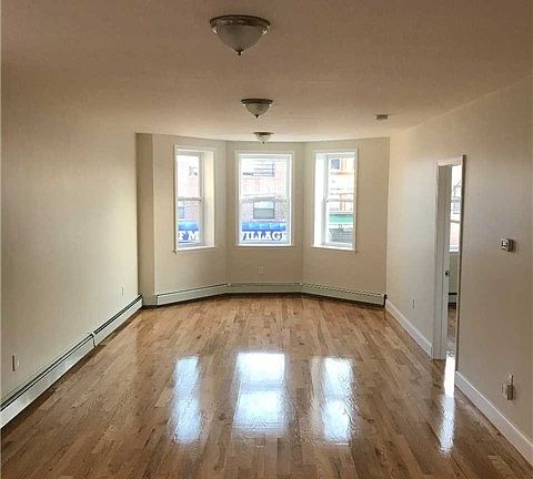 5th image of 7549 Metropolitan Ave