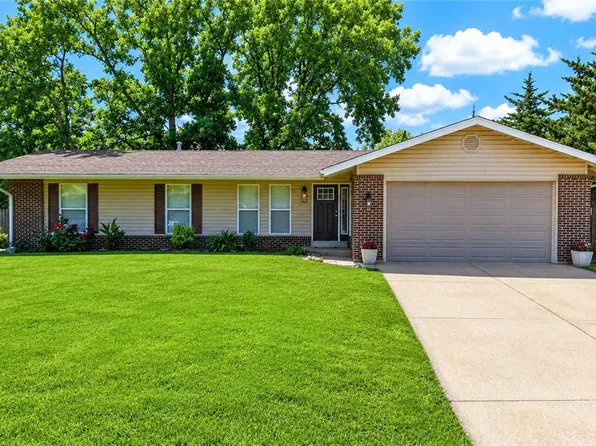 4 W Cheshire Dr, Saint Charles, MO 63303