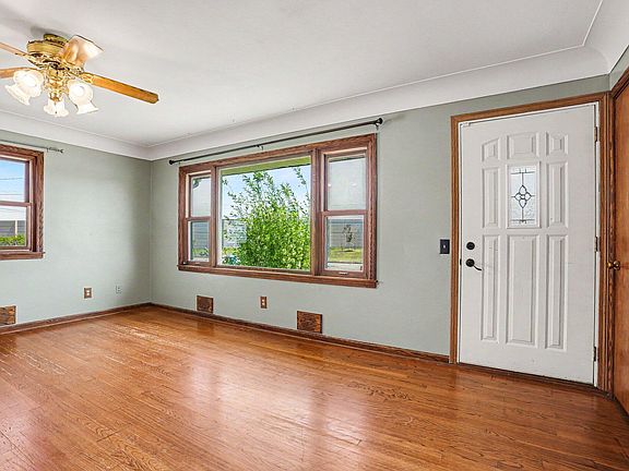 5th image of 2109 Bloomfield Ave