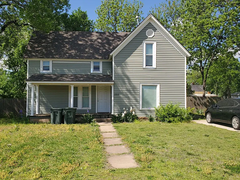 225 E Edwards St — Photo 1