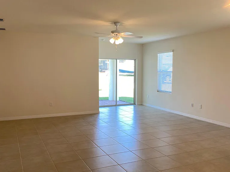 1207 SW Embers Ter — Photo 15