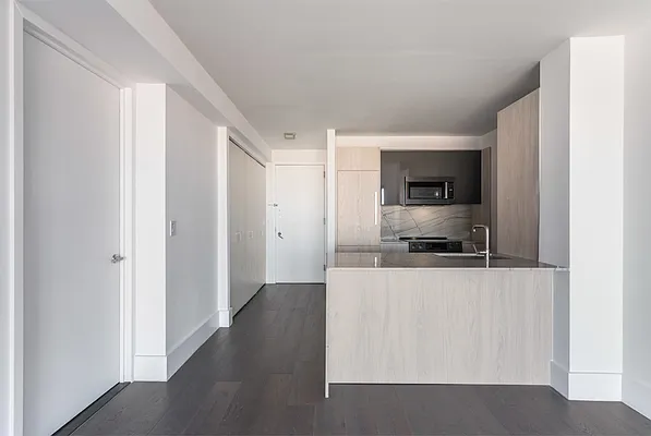 Rented by Greystar | media 6