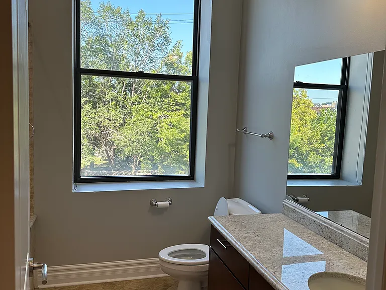 1135 W Chicago Ave #2W — Photo 18
