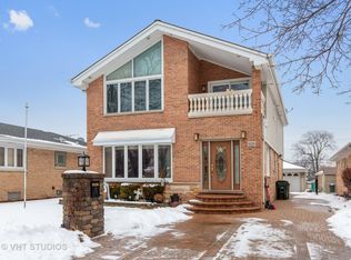 8329 N Shermer Rd, Niles, IL 60714