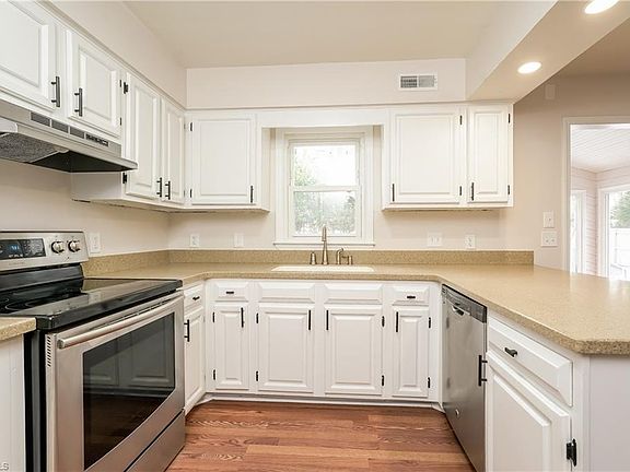 5th image of 706 Edinburgh Ct