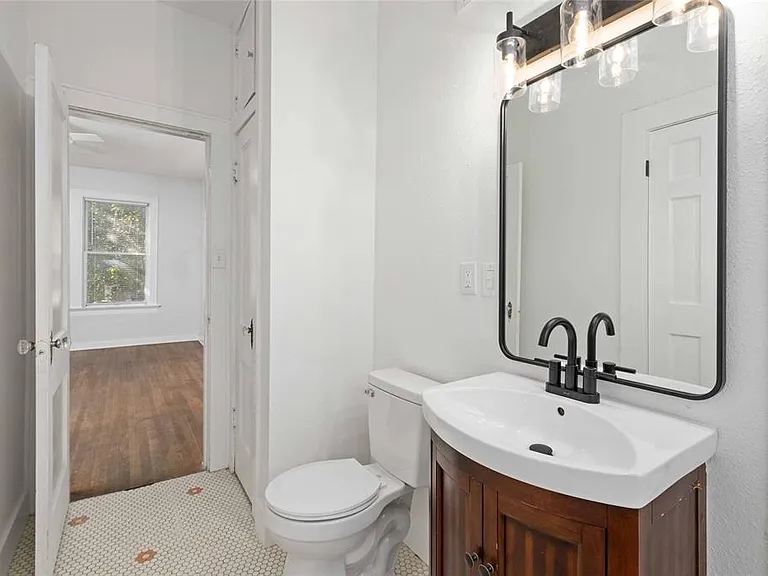 202 E 31st St #A — Photo 5