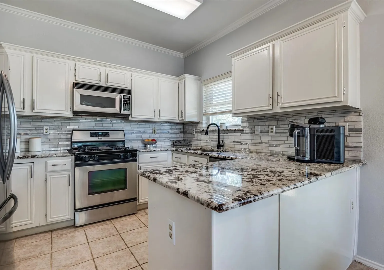 FL021 32min to UNT Base - Sleeps 6 - Free Parking-Fast WiFi — Photo 3