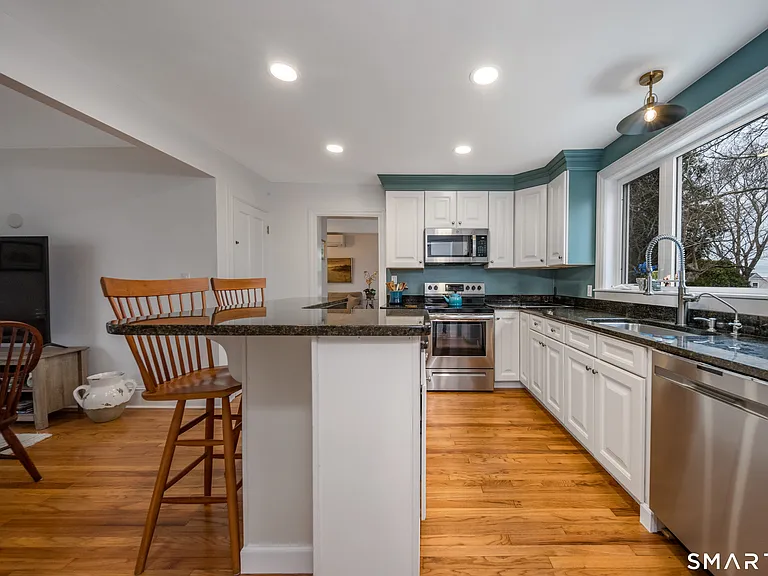 99 Bay View Ave — Photo 6