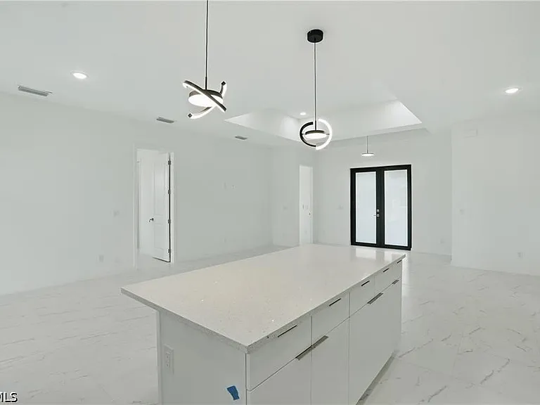 472 Rajah St — Photo 7