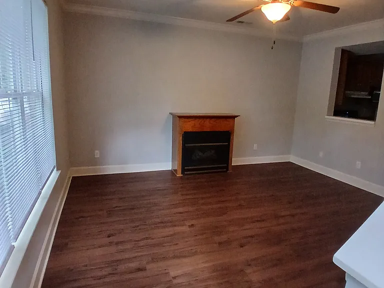 137 Sharon Dr NE — Photo 2