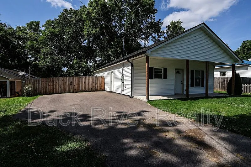 3 bed, 2.0 bath, 1288 sqft, $1,800 — Photo 2
