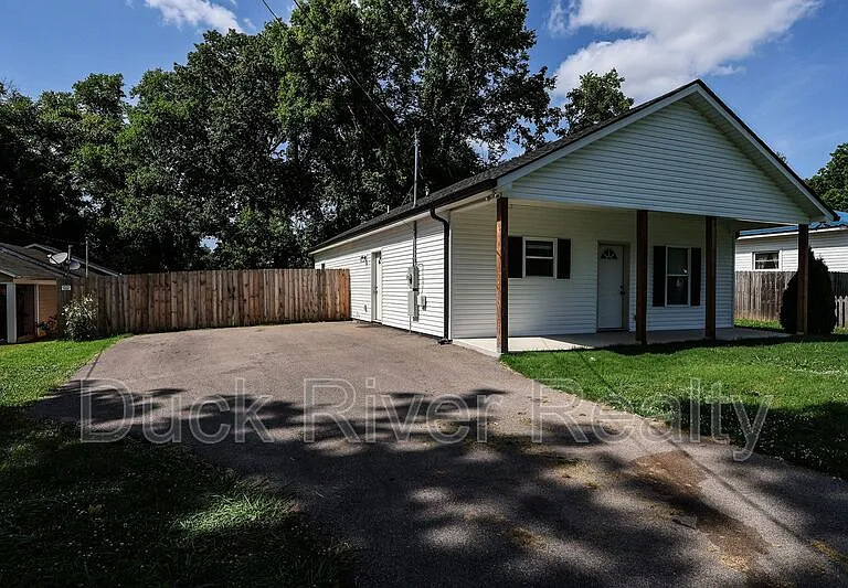 130 Westover Dr — Photo 2