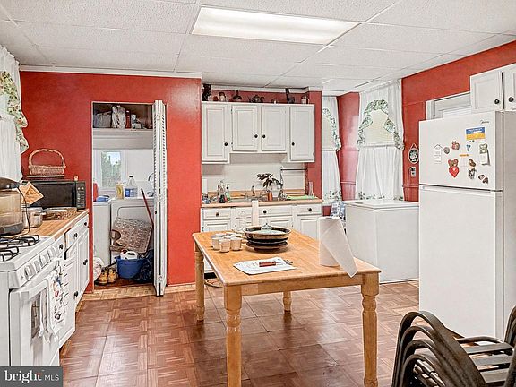 5th image of 329 Wheatfield St