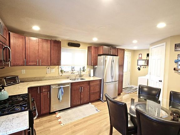 4th image of 23 Putnam St