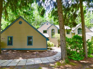 2167 Oak Hill Dr, Buck Hill Falls, PA 18323