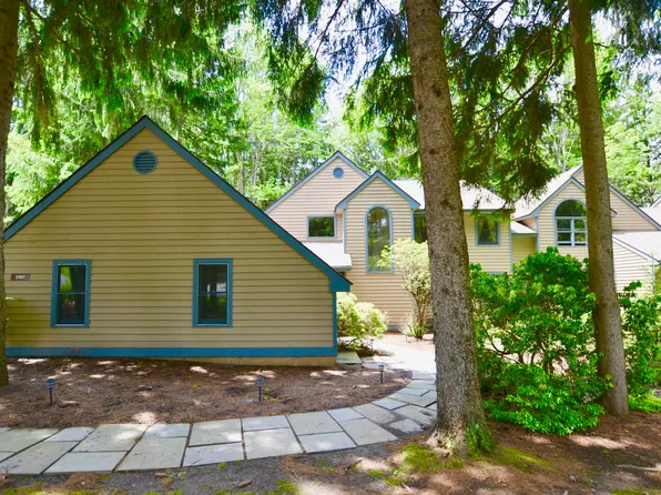 2167 Oak Hill Dr, Buck Hill Falls, PA 18323