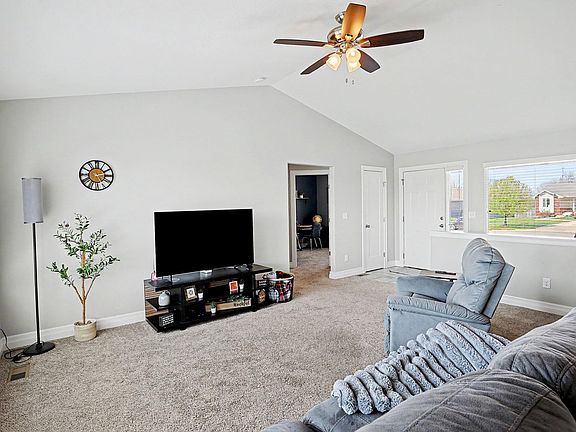 5th image of 113 W Meadowsweet Ct