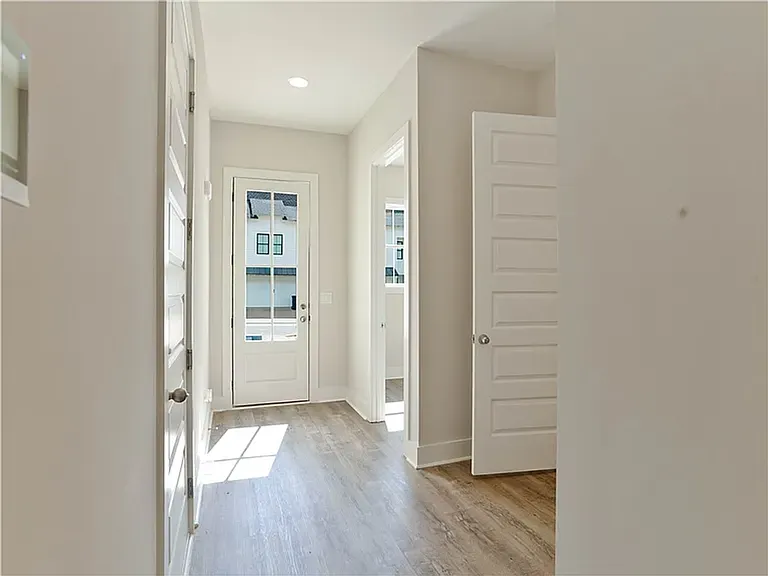 606 Cameron Ct — Photo 4