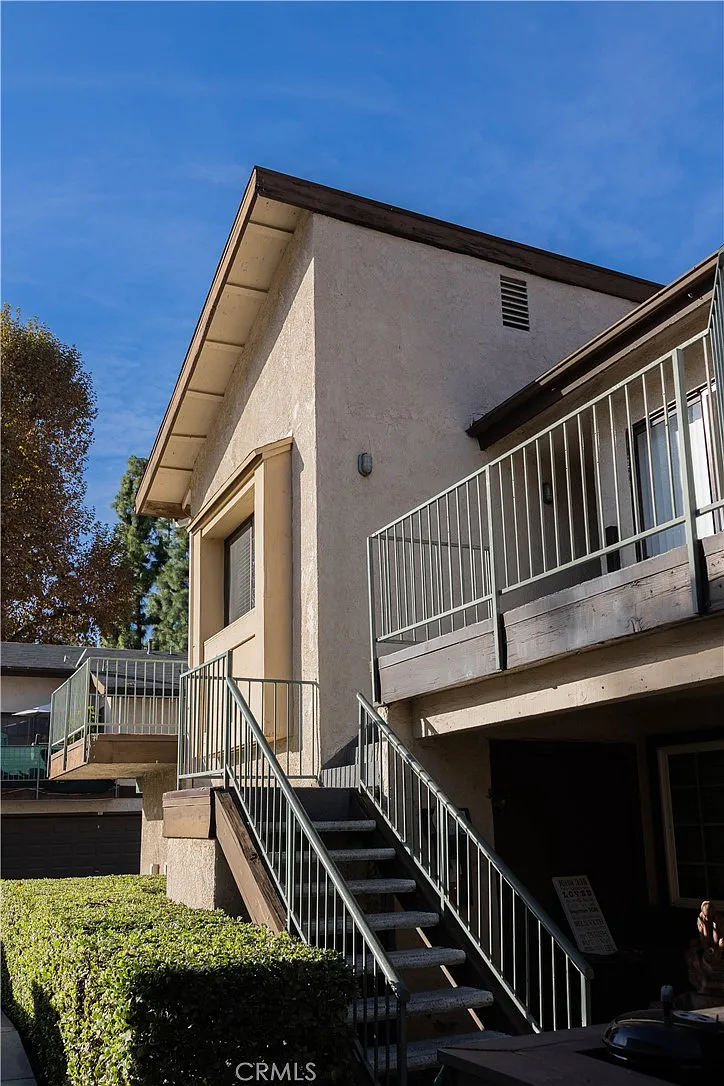 Building Photo - 1219 N Edwards St #33