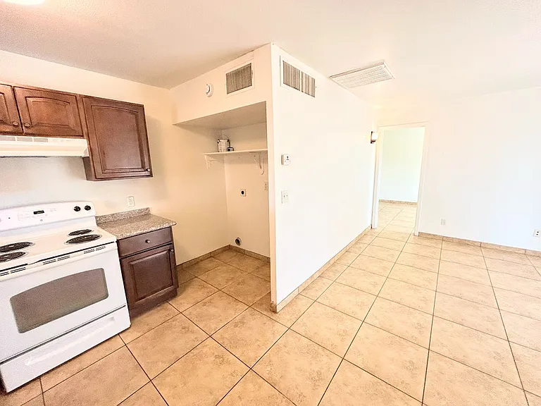 437 E Delano St — Photo 13