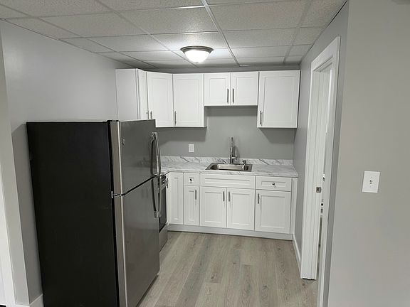3rd image of 137 Orange St APT 1