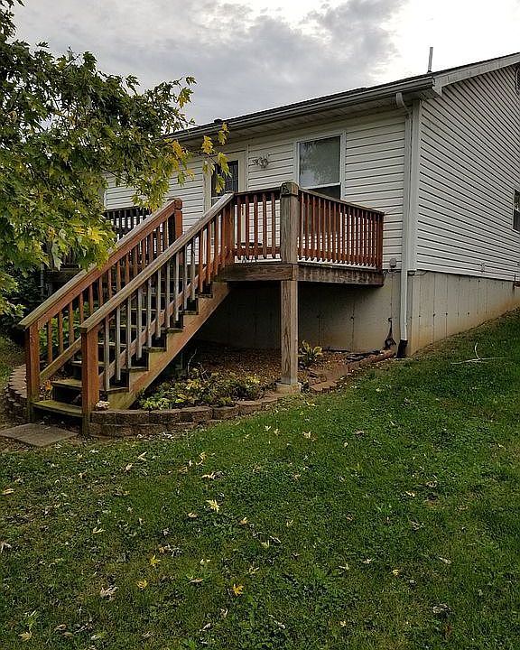 Nice deck in back.
