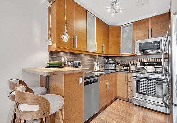 5th image of 39 Powers St APT 3A