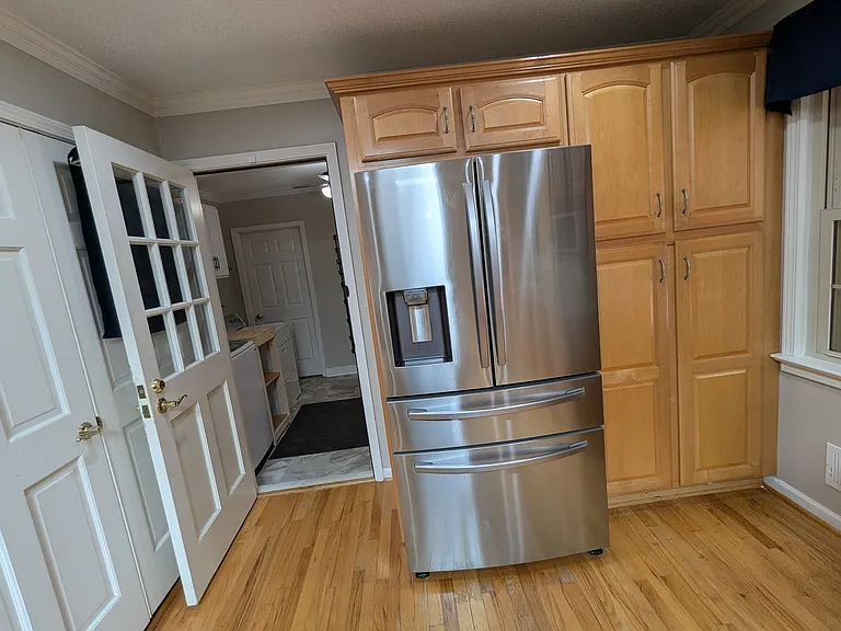 Kitchen and Laundry Room Entryway