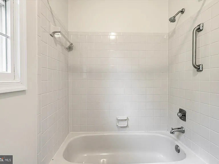 9708 Locust Hill Dr — Photo 40