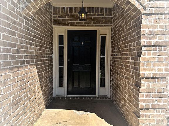 2nd image of 105 Towering Oaks Ln